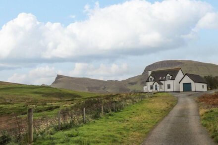 HILLTOP HOUSE, pet friendly, character holiday cottage in Staffin