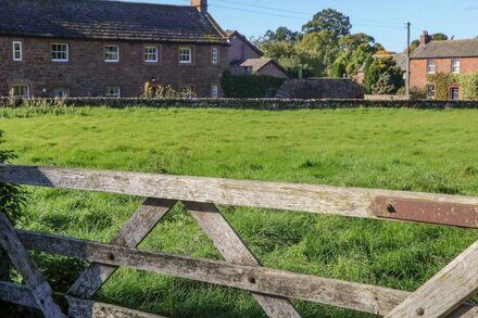 2 IVY COTTAGES, romantic, character holiday cottage in Langwathby