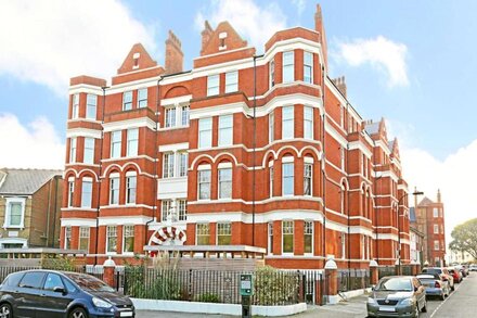 Two Bedroom Lower Ground Floor  Apartment in Hammersmith