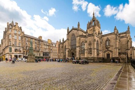 Splendid apt by Edinburgh Castle