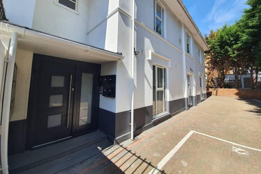 Stunning 2 Bed, Close to the Beach with Parking