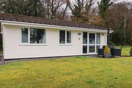 BLUE SKY COTTAGE, pet friendly, with a garden in Liskeard