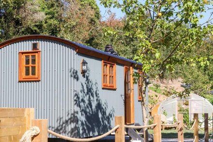 LITTLE SILVER FOX, romantic, with hot tub in High Bickington