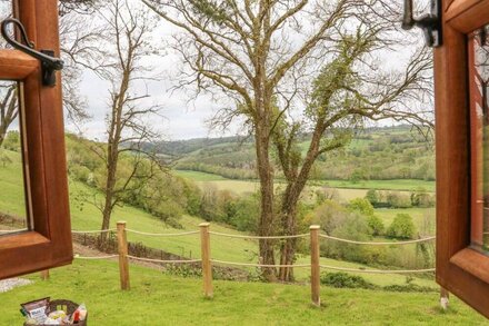 LITTLE SILVER OWL, romantic, with hot tub in High Bickington