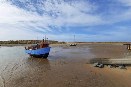 EMERALD SUITE, romantic, country holiday cottage in Barmouth