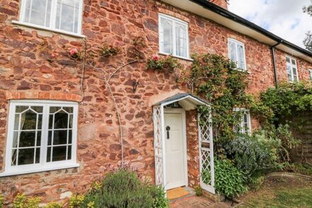 VINE COTTAGE, family friendly, character holiday cottage in Dunster