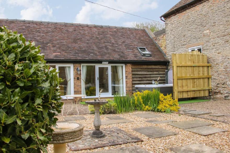 THE COURTYARD, romantic, with hot tub in Much Wenlock