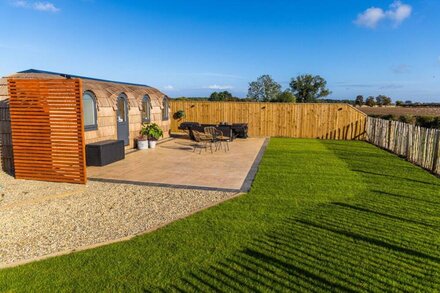 INDREK - MAYFLOWER MEADOW, romantic, with hot tub in Brandesburton