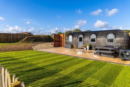 VEIKO - MAYFLOWER MEADOW, romantic, with hot tub in Brandesburton