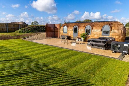 ANDRUS - MAYFLOWER MEADOW, romantic, with hot tub in Brandesburton