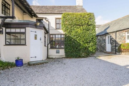 THE FARMHOUSE, pet friendly, character holiday cottage in Braithwaite