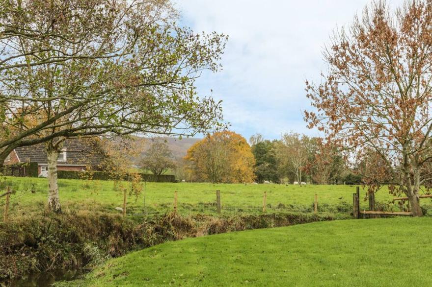 OLD HALL BARN 4, pet friendly, with hot tub in Church Stretton