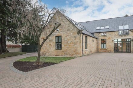 1 THE COACH HOUSE, pet friendly, with hot tub in Elgin