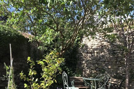 400 year old cottage near Wells, Cheddar and Glastonbury. Dog and child friendly