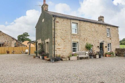 BOX TREE FARM HOUSE, family friendly, with hot tub in Kirkby Lonsdale