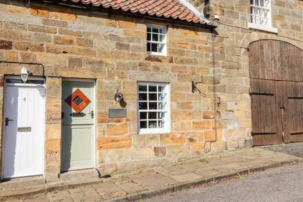 MICHAELMASS COTTAGE, romantic, character holiday cottage in Castleton