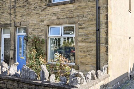 WEST VIEW COTTAGE, family friendly, with a garden in Settle