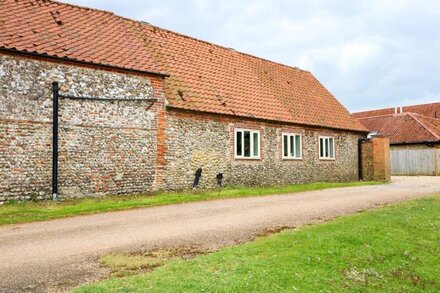 FAR BARN, pet friendly, country holiday cottage in Fakenham