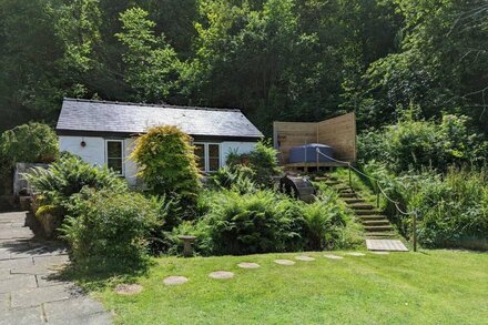 LITTLE PANDY COTTAGE, romantic, character holiday cottage in Caerwys