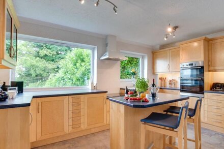 Dartwood House - Four Bedroom House, Sleeps 9