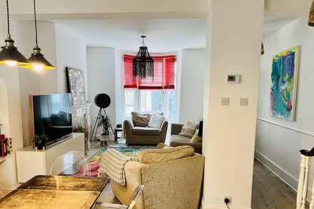 Central 3-Bedroom Townhouse with Patio in Brighton