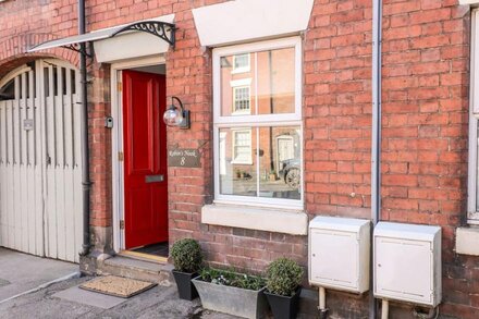 ROBIN'S NOOK, pet friendly, character holiday cottage in Ashbourne