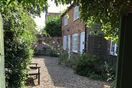 Cosy Carpenters Cottage in market town of Holt. Quiet & Secluded, parking, piano