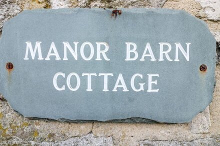 MANOR BARN COTTAGE, family friendly in Great Longstone