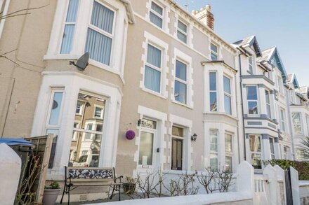 LISBOA, pet friendly, character holiday cottage in Llandudno