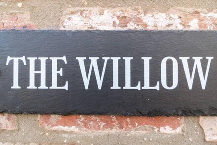 THE WILLOW, with hot tub in Drax, North Yorkshire