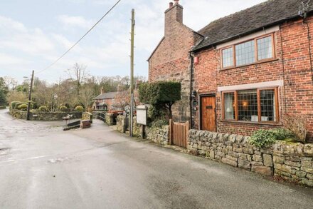 MIDDLE COTTAGE, romantic, character holiday cottage in Endon