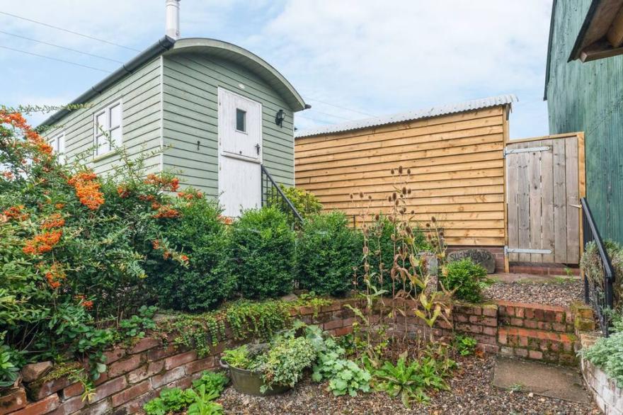 SHEPHERD'S HUT, character holiday cottage, with open fire in Leighton