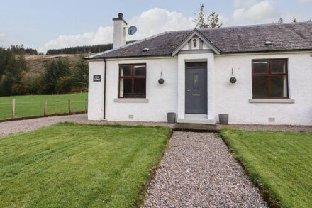 AILSA COTTAGE, pet friendly, with open fire in Fort Augustus