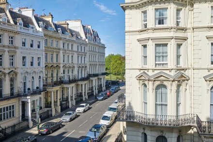 Sonder Kensington Gardens | Spacious Queen Suite