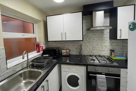 City Road Birmingham Apartment from Oofy, en-suite sleeps 4 - Apt 1