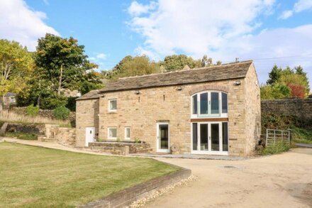 GREEN BARN, pet friendly, character holiday cottage in Oughtibridge