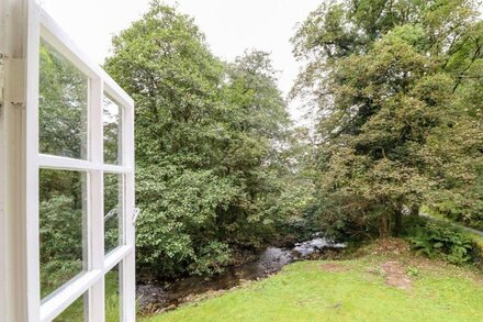 TUCKING RIVER LODGE, pet friendly, with a garden in Lynton