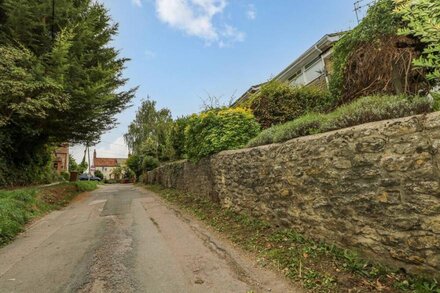 12 PARKERS HILL, pet friendly, character holiday cottage in Thame