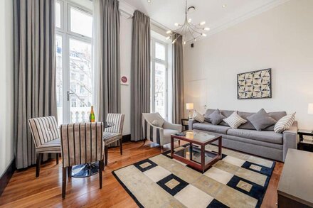 South Kensington Deluxe One Bedroom Apartment with Balcony