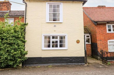 WILLIAM COTTAGE, pet friendly, character holiday cottage in Metfield