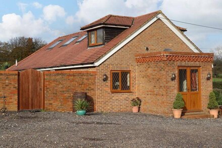 THE LITTLE LODGE, pet friendly, with a garden in Broad Oak