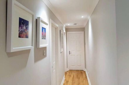 ALTIDO Gorgeous flat near Edinburgh Castle w/ parking