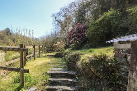 1 WOODSIDE COTTAGES, pet friendly, with open fire in Yelverton