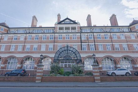 Burlington Mansions - Stunning Coastal Apartment