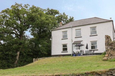 THE FARMHOUSE, family friendly, with pool in Okehampton