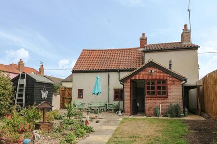 ROSE COTTAGE, pet friendly, with a garden in Felixstowe, Suffolk