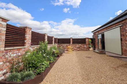 WREN COTTAGE, with a garden in Sandbach