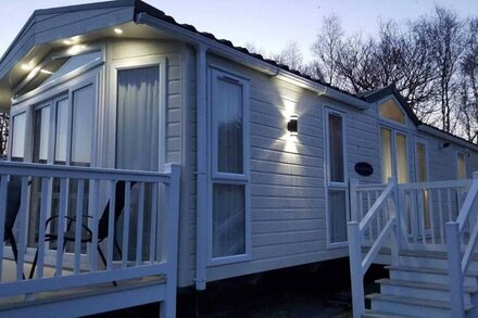 Interstellar - Luxury Hot Tub Lodge