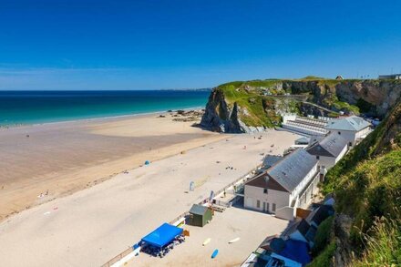 New Stunning Cliff Edge apartment opposite beautiful Tolcarne beach, Newquay