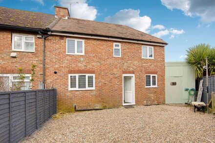 Centrally located modern house near Ashford town